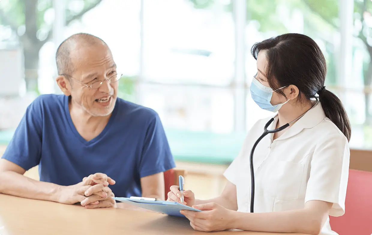 高齢の男性と看護師